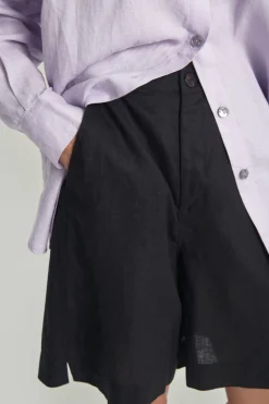 Airy linen shorts